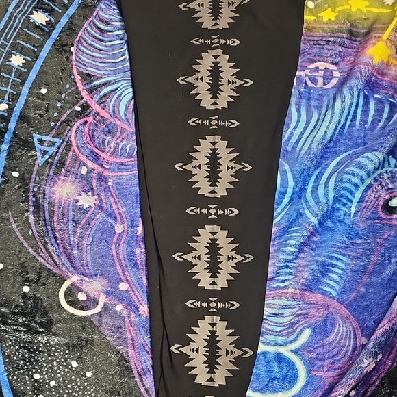 Victoria's Secret Pink Black Aztec Print Leggings. - Picture 1 of 3